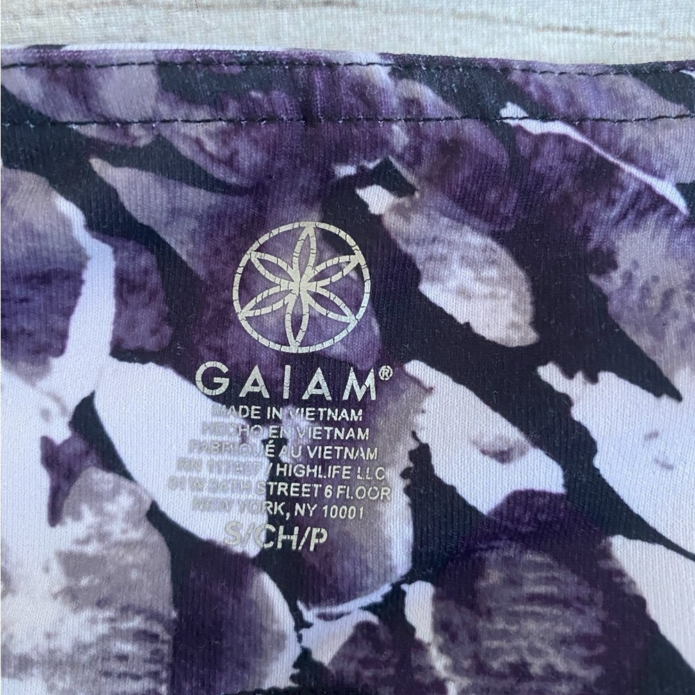 GAIAM Abstract Purple and Black Women’s Cropped Leggings - Picture 2 of 8